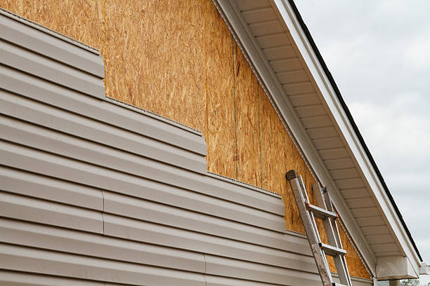 Professional Siding technician working in Thorofare, NJ